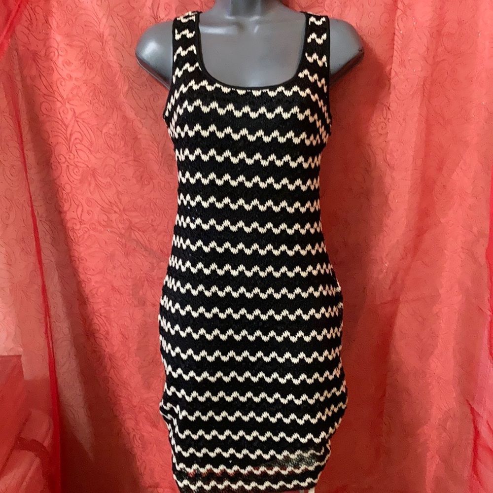 Guess Black White Ivory Chevron Style Sleeveless Vintage Style Crotchet Small